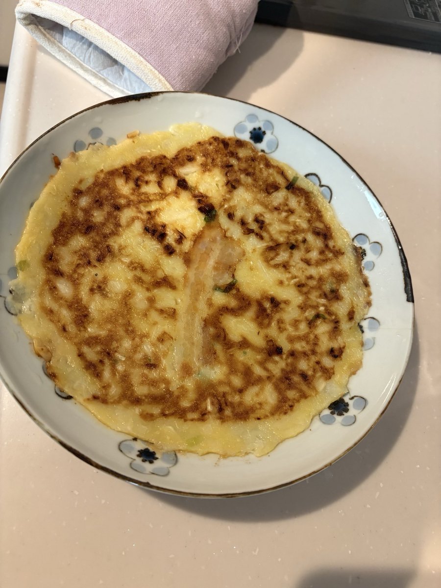 yaoi417's tweet photo. お昼ご飯に冷凍お好み焼きをレンチンしたんだけど、ラップが真空？みたいになってチヂミできた(・・?)
そうか、私は最初からチヂミを温めてたんだね🙂‍↕️ https://t.co/7ZBwXTPZz7