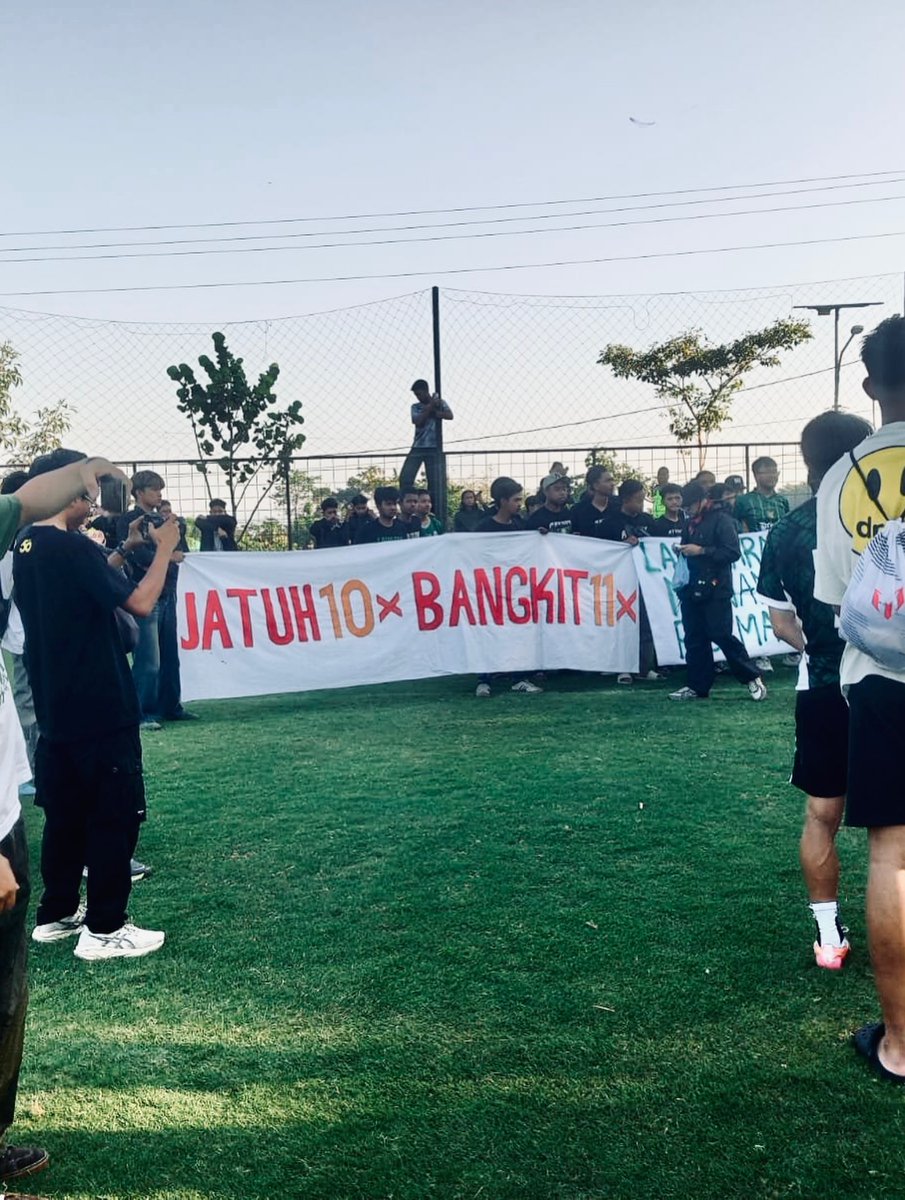 InfosuporterID's tweet photo. Ratusan suporter @S1H_Slemania  mendatangi sesi latihan @pssleman di Lapangan Pakembinangun, Rabu (23/9/2026) sore. Aksi tersebut menjadi bentuk dorongan moral sekaligus tuntutan agar tim segera berbenah setelah menelan tiga kekalahan beruntun di awal Super League 2026/2027.

Kami tetap mendukung, tapi kami juga menuntut perubahan. Jangan anggap suara suporter sebagai
gangguan, ini adalah bentuk kepedulian. Saatnya manajemen berbenah, mengevaluasi, dan membuktikan bahwa perjuangan ini punya arah. Suporter bersuara karena kami peduli.

sc/kipasgo2006/northwall76/krjogja
Sumber https://t.co/rqVJ8BaLsa_fans
