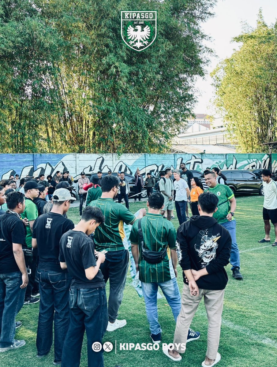 InfosuporterID's tweet photo. Ratusan suporter @S1H_Slemania  mendatangi sesi latihan @pssleman di Lapangan Pakembinangun, Rabu (23/9/2026) sore. Aksi tersebut menjadi bentuk dorongan moral sekaligus tuntutan agar tim segera berbenah setelah menelan tiga kekalahan beruntun di awal Super League 2026/2027.

Kami tetap mendukung, tapi kami juga menuntut perubahan. Jangan anggap suara suporter sebagai
gangguan, ini adalah bentuk kepedulian. Saatnya manajemen berbenah, mengevaluasi, dan membuktikan bahwa perjuangan ini punya arah. Suporter bersuara karena kami peduli.

sc/kipasgo2006/northwall76/krjogja
Sumber https://t.co/rqVJ8BaLsa_fans