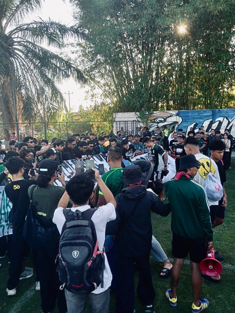 InfosuporterID's tweet photo. Ratusan suporter @S1H_Slemania  mendatangi sesi latihan @pssleman di Lapangan Pakembinangun, Rabu (23/9/2026) sore. Aksi tersebut menjadi bentuk dorongan moral sekaligus tuntutan agar tim segera berbenah setelah menelan tiga kekalahan beruntun di awal Super League 2026/2027.

Kami tetap mendukung, tapi kami juga menuntut perubahan. Jangan anggap suara suporter sebagai
gangguan, ini adalah bentuk kepedulian. Saatnya manajemen berbenah, mengevaluasi, dan membuktikan bahwa perjuangan ini punya arah. Suporter bersuara karena kami peduli.

sc/kipasgo2006/northwall76/krjogja
Sumber https://t.co/rqVJ8BaLsa_fans
