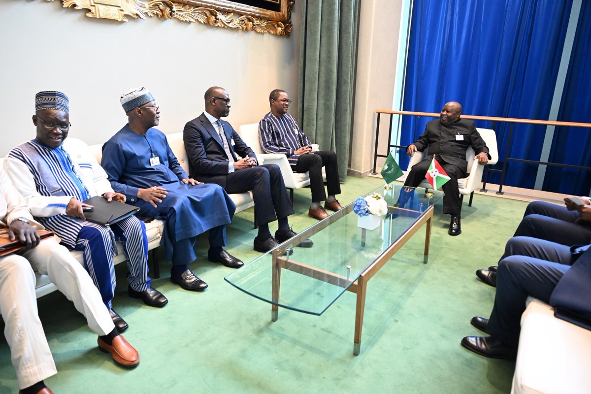 MaliMaeci's tweet photo. Dans la même dynamique, les Ministres des Affaires étrangères de la Confédération AES, ont été reçus, ce mercredi 23 septembre 2026, par Son Excellence Monsieur Evariste NDAYISHIMIYE, Président de la République du Burundi, non moins Président en exercice de l’Union Africaine, pour échanger sur des questions d’intérêt commun, notamment, le renforcement de la coopération régionale, la situation sécuritaire liée au terrorisme, la solidarité africaine dans le cadre de la promotion de la paix, de la sécurité et du développement.

Les Ministres des Affaires étrangères de la Confédération AES ont salué l'engagement constructif du Président du Burundi, avant de réitérer la disponibilité de leurs Chefs d'État à maintenir le dialogue ouvert avec l'Union Africaine et ses mécanismes.

Bureau de l’Information et de la Presse/MAECI