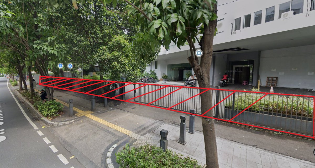 offcial_a's tweet photo. Cara untuk bikin Jakarta lebih ramah pejalan kaki dalam 2 langkah sederhana! (selain lebarin trotoar)

- Robohkan dinding pembatas
- Robohkan pagar https://t.co/XA3tGfUB7Z