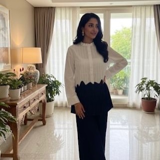 franko14211's tweet photo. 6 white shirts every girl needs: the power button-down, oversized shirt, glam shirt, statement shirt, bling shirt, and day-to-night shirt. White shirts aren’t basic—they’re a whole personality. Which one is your vibe? https://t.co/n5IDfoMOl5