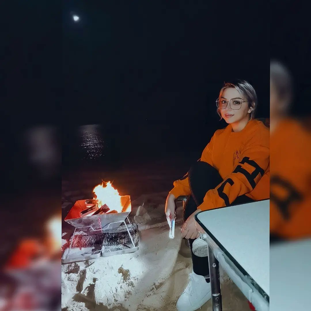 JanisWalner's tweet photo. Desert, fire, and 2 moons 🫢🔥.... https://t.co/Y3WJxwqZZG