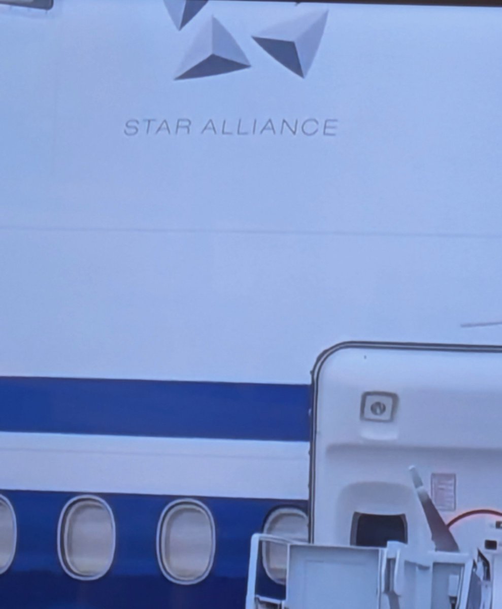 kumi11117777's tweet photo. 🇺🇸★🇨🇳習近平が到着した
政府専用機の左上に
薄～く
「STAR ALLIANCE」
書いてあるわよ～
😲

さりげなく薄～い字で書いて
飛んで来た✈️𓈒𓂂𓏸

オレはアライアンスなんだ✨匂わせてますね
そして紫色のネクタイ🟣👔

ꁖՇꁖՇ~✧⃛👀
⸝
♟️⋆🍿⸝⋆🎬

Let's show Time 
楽しみましょう🎶 https://t.co/LCZ7ZBRXMf