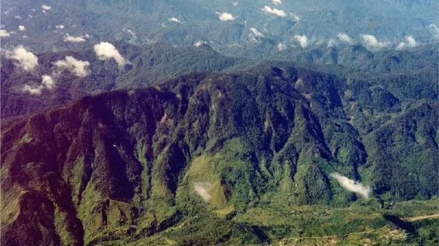 sibambaang's tweet photo. INFO A1

Ini namanya Gunung Emas BLOK WABU.

Lebih besar dari PT. FREEPORT INDONESIA!

Bahlil Lahadia mau kasih izinnya ke BUMN, BUMD, dan Swasta hingga korporasi untuk kelola. 

Rumornya BLOK WABU ini sudah masuk area kerja Freeport. 

Freeport tahun 90 melakukan eksplorasi besar dan keluar angka cadangan emas yang sangat besar, jutaan ton!

Hasil eksplorasi Freeport telah diserahkan ke pemerintah, tapi Freeport belum mau menggarap Blok Wabu karena masalah transportasi. 

Akses ke Blok Wabu hanya bisa menggunakan pesawat kecil. 

Mustahil untuk mengangkut alat berat dan hasil tambang dengan pesawat kecil.

Tahun 2014 pemerintah mulai membeli saham Freeport termasuk ijin konsesi Blok Wabu. 

Setelah menguasai semua area blok Wabu dimulailah proyek jalan Nabire-Enarotali-Intan Jaya. 

Jika jalan ini selesai maka alat berat bisa masuk ke Blok Wabu dan hasil tambang bisa diangkut ke pelabuhan Nabire.
