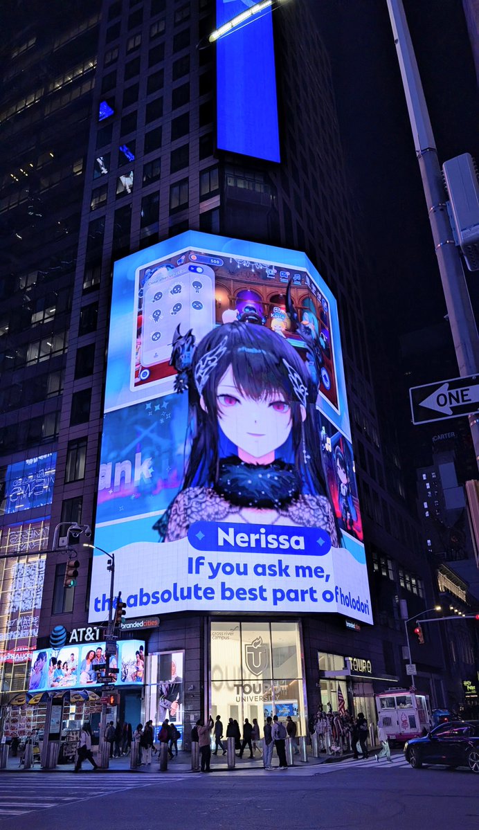 Tsubame_TH's tweet photo. I met Nerissa at Times Square! 💙
#RissaLIVE
#holodori_Takeover https://t.co/0H0Thdmcht