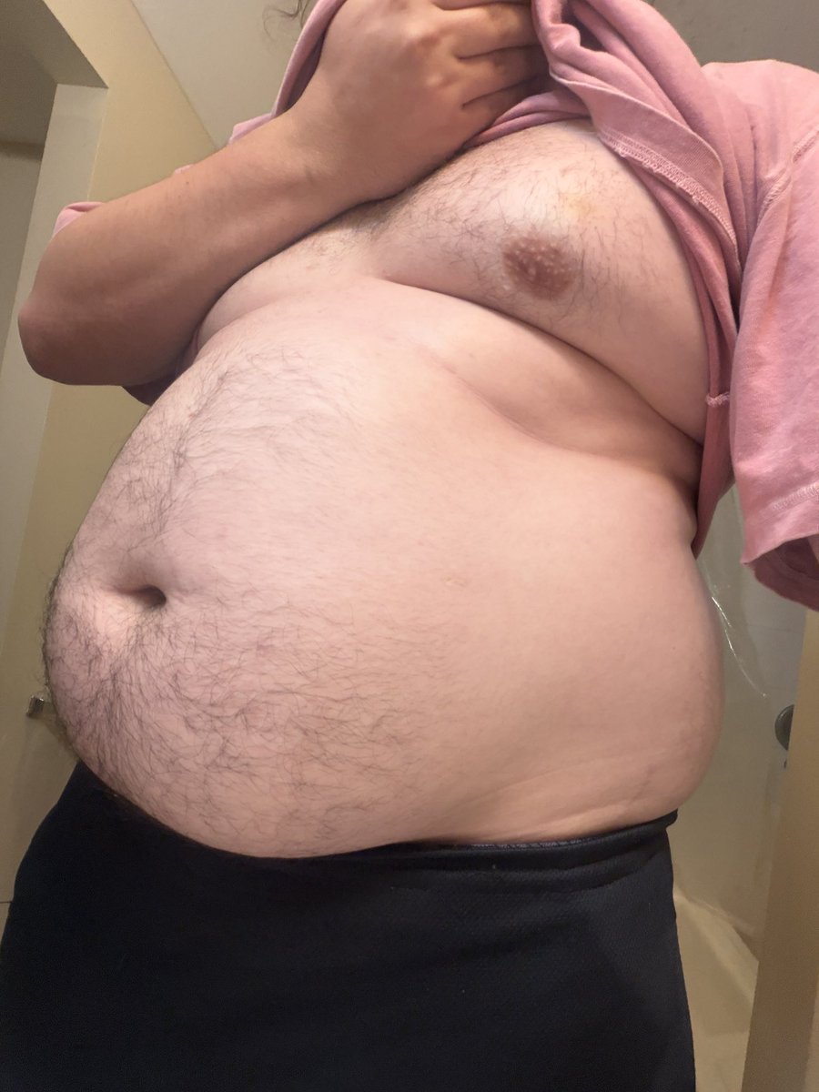 Gluttonedout's tweet photo. Are an entire pizza and it barely pushed me past 270… need to stay over 270 I think.

#maleweightgain #bellykink #bhm #gaybear #grommr https://t.co/1c6ZoSIJEH