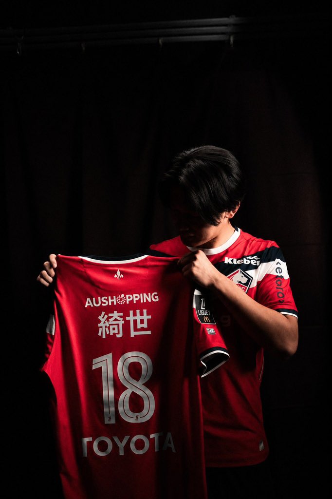 Fooootest's tweet photo. リールが上田綺世の“漢字仕様”ユニフォームを販売へ🇫🇷👕

ローマ字表記に加え漢字ネームも選択可能に

📸@losclive https://t.co/PaWW717hUn