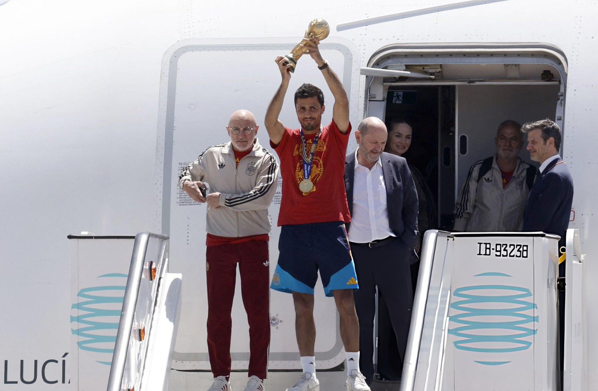 FabrizioRomano's tweet photo. 🚨 Rodri on Best Coach 2026 Award at Ballon d’Or: “Give it to Luis de la Fuente”.

“He did an incredible job, he should win it”, told @partidazocope. https://t.co/6zUPS0J97E
