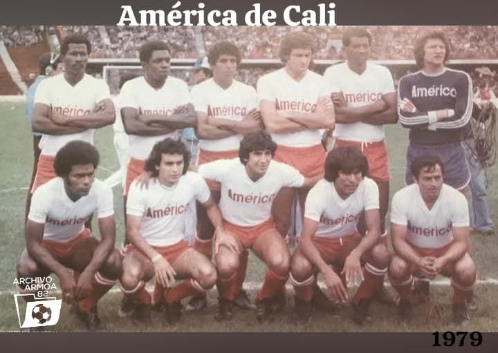 GustavoArmyybc's tweet photo. En imagen
América de Cali Campeón 1979
El primer título oficial del América
Arriba: Américo Quiñonez, Alegria Valencia, Gabriel Chaparro, Aurelio Pascuttini, Luis Reyes, Carlos Gay.
Abajo: Horacio Ferrin, Juan Manuel Battaglia🇵🇾, Gerardo González🇵🇾, Jorge Caceres, Alfonso Cañón. https://t.co/87IZXaJIxM