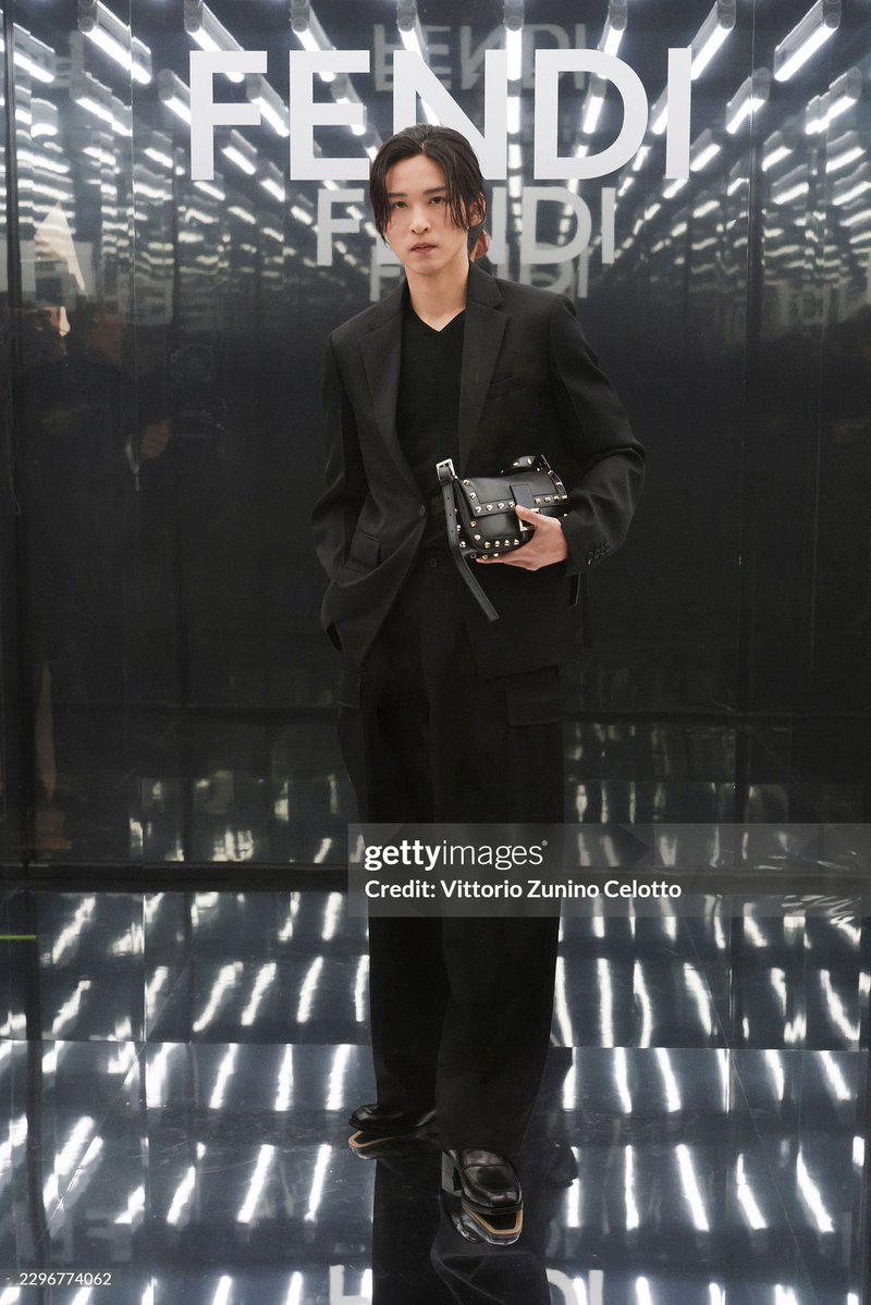 s97umaresuki's tweet photo. 🖤✨ MY FENDI KING 

#FENDI
#RenMeguro #目黒蓮
#FENDIxRenMeguro
#FENDISS27 https://t.co/Prw2Mc7jqw