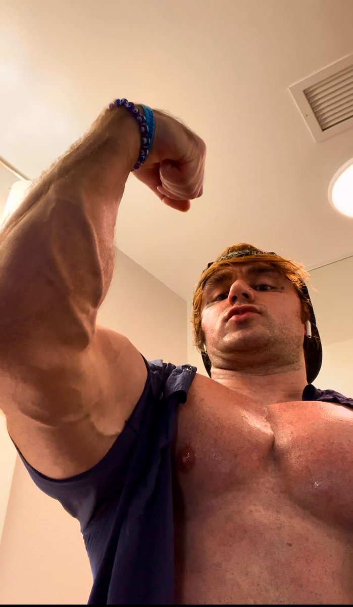 AlphaJamieTyler's tweet photo. arm bigger than head ✅ https://t.co/PbHCgL4Hrz