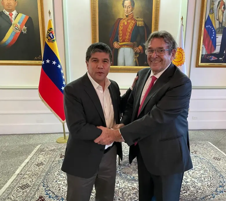 Caplevi1540's tweet photo. La izquierda nos viene a decir que es "malo" que Chile se una al "escudo de las américas" para combatir el crimen organizado, pero cuando Monsalve fue a Caracas a firmar un "acuerdo" con la narco dictadura de Maduro que nadie sabe que firmaron, ahí andaban callados. https://t.co/PXkH6irC6T