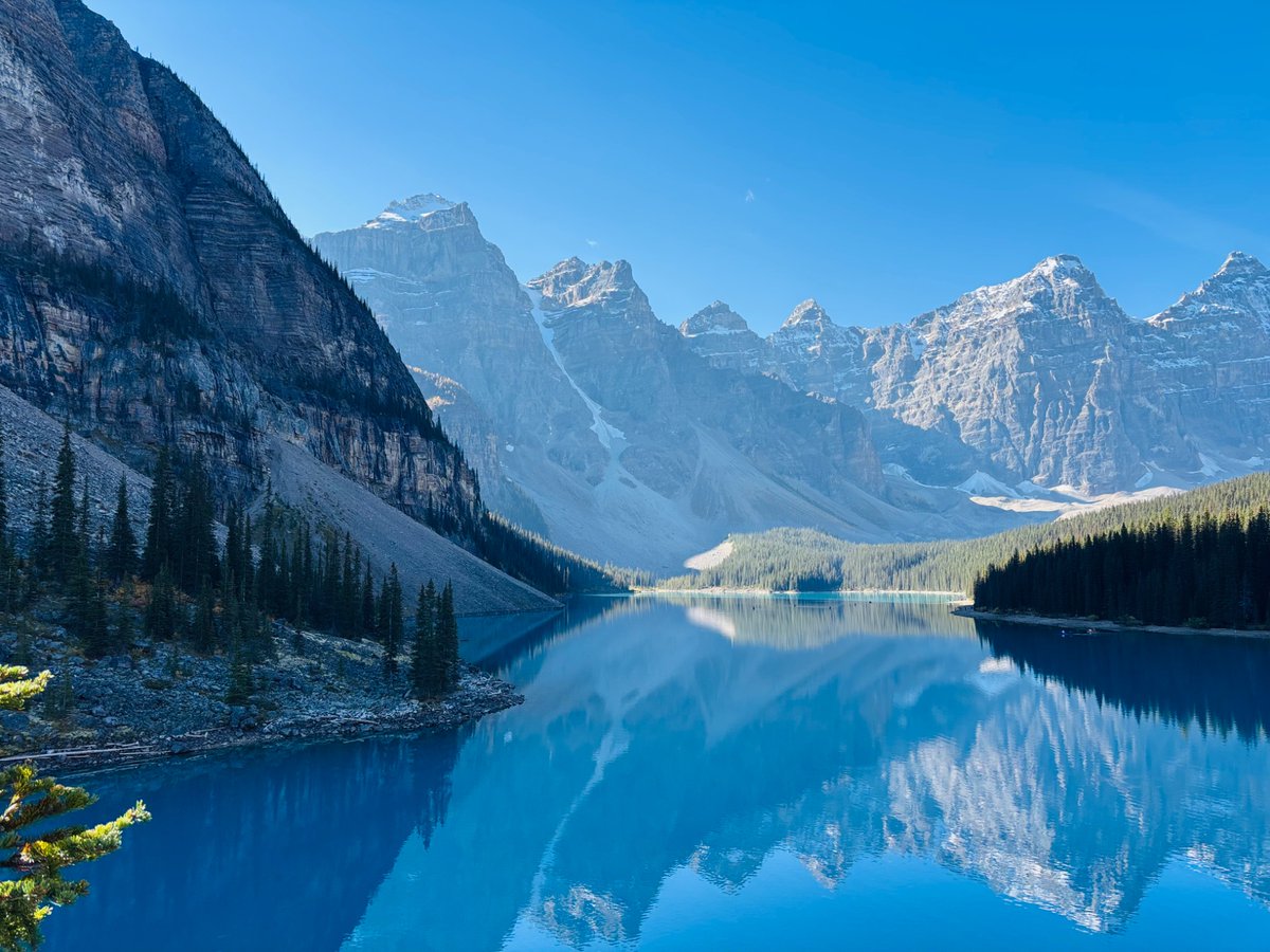FoxLeung1989's tweet photo. モレーンレイクの青、やっぱり吸い込まれそうなきれいさでした。2
Moraine Lake’s blue hits different, as always.
#連休 
#旅行　
#カナダ好き
#旅行好きな人と繋がりたい https://t.co/YyogYY2FOL