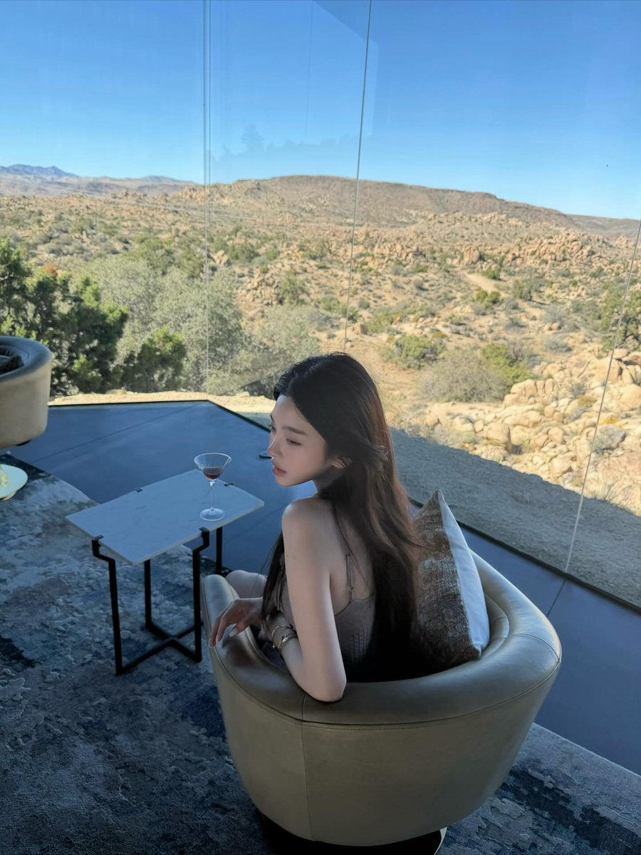 thistdoe's tweet photo. Gmorning, consider this your morning treat https://t.co/7F1q1dfTpo