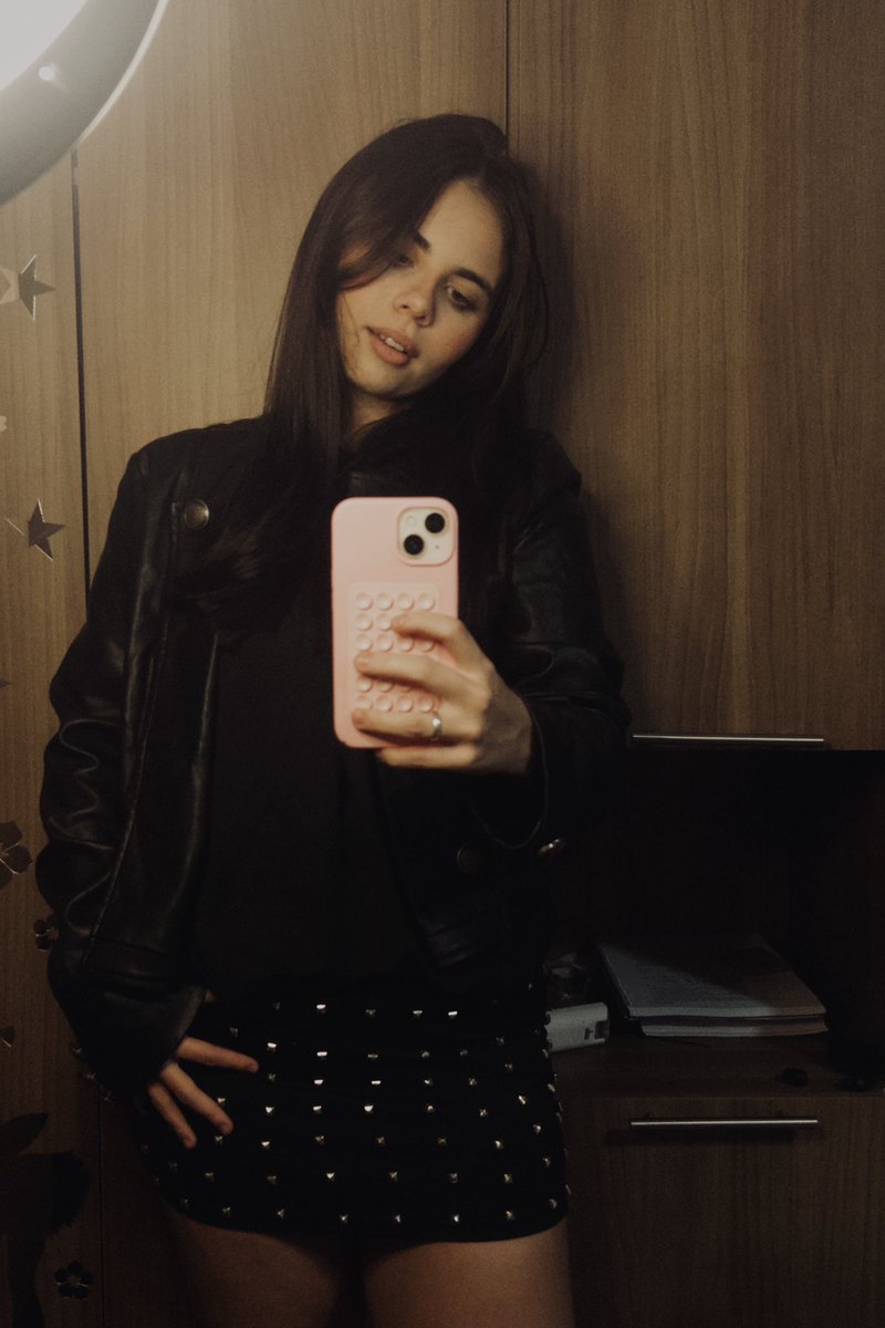 livjcta's tweet photo. eu // minha colinha https://t.co/ULGUsPBIOy