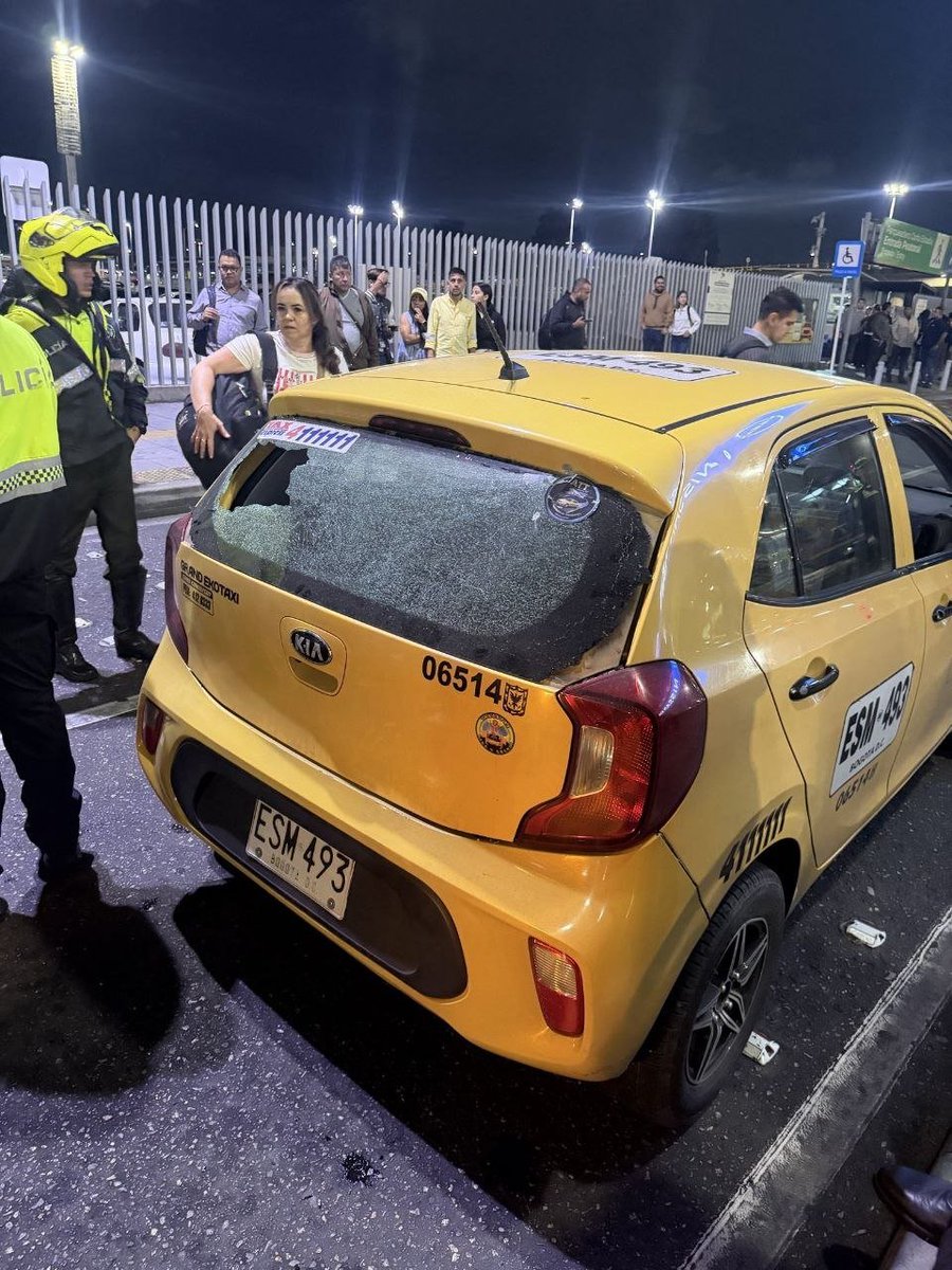 PasaenBogota's tweet photo. #BOGOTÁ. Hace pocos minutos, se registró una balacera en el aeropuerto El Dorado tras una riña entre taxistas. Reportes preliminares indican que uno de los conductores disparó con un arma traumática a dos compañeros, pero fue capturado en el lugar gracias a la rápida reacción del esquema de seguridad de un general.

📹 COMPLETOS👉 https://t.co/t6MIMO6A9P