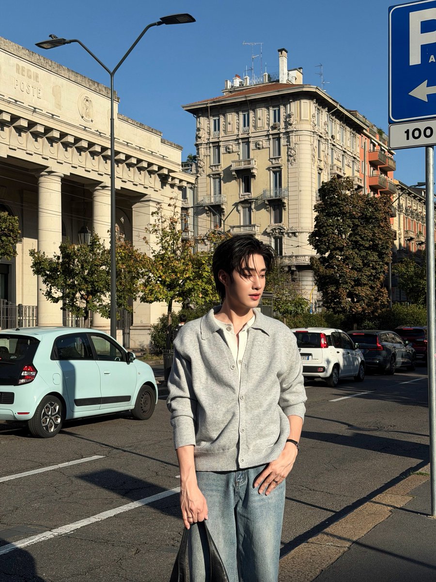 yystarcandy's tweet photo. โคตรหล่อออ ไวบ์ดีมากเลยอ่ะพี่เติ้ลลลล  😭😭😭😭 เหมือนเกิดและโตที่ยุโรป แพ้ว่ะ 

#MOSCHINO 
#TLE_mtm #TleFirstone 
#MilanFashionWeek #MFW https://t.co/AmX64lT2rR