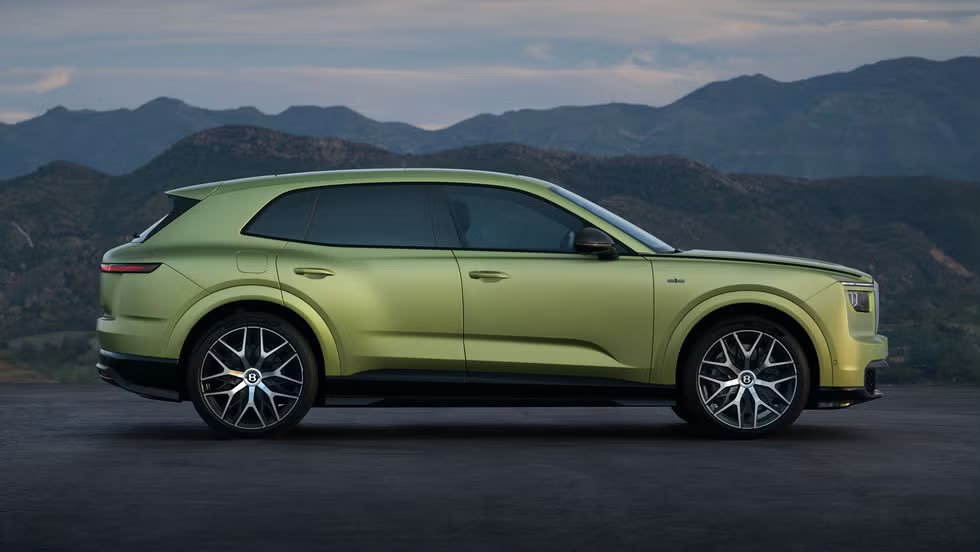 AutosyMas's tweet photo. Bentley presenta el Torcal, su primer vehículo 100% eléctrico en 107 años de historia. El SUV desarrolla hasta 876 hp y 996 lb-pie, acelera de 0 a 100 km/h en 2.8 segundos y tendrá una autonomía estimada de hasta 515 km.
#Bentley #BentleyTorcal #AutosEléctricos https://t.co/xxfjUK4Jt5