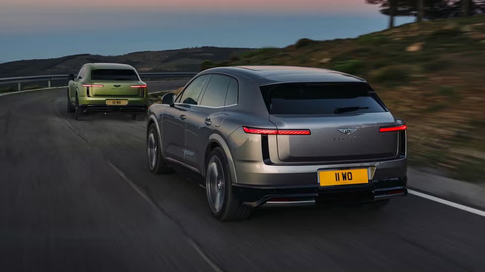 AutosyMas's tweet photo. Bentley presenta el Torcal, su primer vehículo 100% eléctrico en 107 años de historia. El SUV desarrolla hasta 876 hp y 996 lb-pie, acelera de 0 a 100 km/h en 2.8 segundos y tendrá una autonomía estimada de hasta 515 km.
#Bentley #BentleyTorcal #AutosEléctricos https://t.co/xxfjUK4Jt5