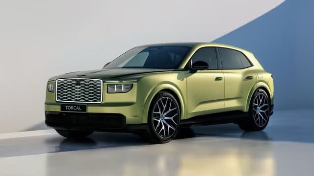 AutosyMas's tweet photo. Bentley presenta el Torcal, su primer vehículo 100% eléctrico en 107 años de historia. El SUV desarrolla hasta 876 hp y 996 lb-pie, acelera de 0 a 100 km/h en 2.8 segundos y tendrá una autonomía estimada de hasta 515 km.
#Bentley #BentleyTorcal #AutosEléctricos https://t.co/xxfjUK4Jt5