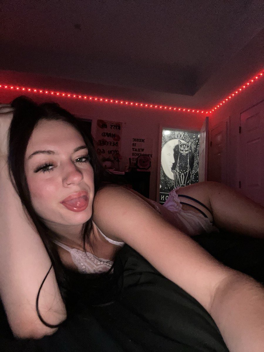 brishapixel's tweet photo. looking like somebody’s very specific weakness https://t.co/elOozyHjT8