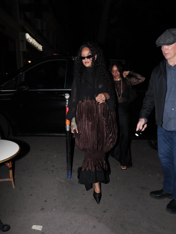 vieiirafenty's tweet photo. A Rihanna tá com cara de grávida 🤣 https://t.co/FM2uYlAODP