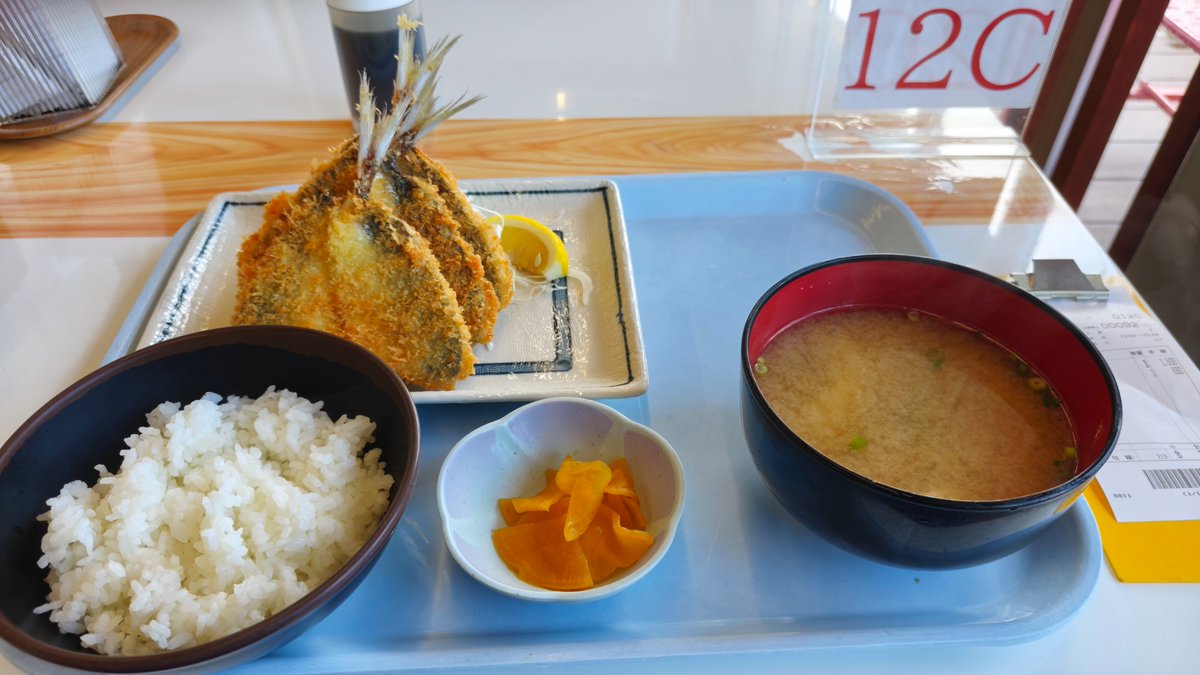 hizu's tweet photo. 連休中の暇つぶしで房総へドライブ。とりあえず朝飯@ばんや（保田漁港） https://t.co/qOg7vrVeZi