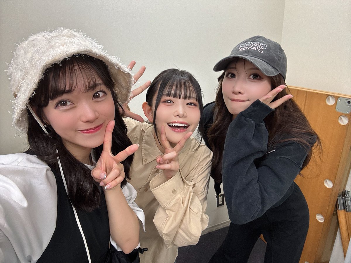 shiraishi_mana's tweet photo. おはしーまな！☀️
今日も一日頑張ろー！
こひちゃんとつきちゃん( *´︶`*)

本日は、 #舞台AIBy 14時公演と19時公演があります！( *´꒳`*)
六行会ホール是非お越しください〜！

当日券の詳細は、こちらのアカウントから確認お願いいたします！↓
@TimesDaisy https://t.co/juhbKGfS8p