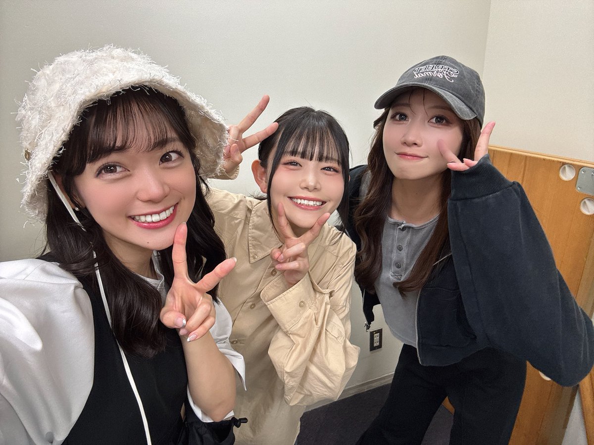 shiraishi_mana's tweet photo. おはしーまな！☀️
今日も一日頑張ろー！
こひちゃんとつきちゃん( *´︶`*)

本日は、 #舞台AIBy 14時公演と19時公演があります！( *´꒳`*)
六行会ホール是非お越しください〜！

当日券の詳細は、こちらのアカウントから確認お願いいたします！↓
@TimesDaisy https://t.co/juhbKGfS8p