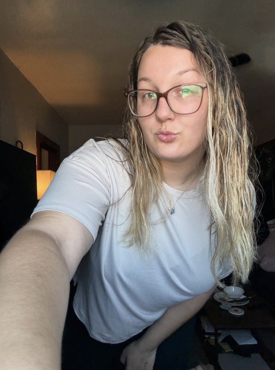 Kathyz8n's tweet photo. Do I look pretty https://t.co/TnQsQW7p90