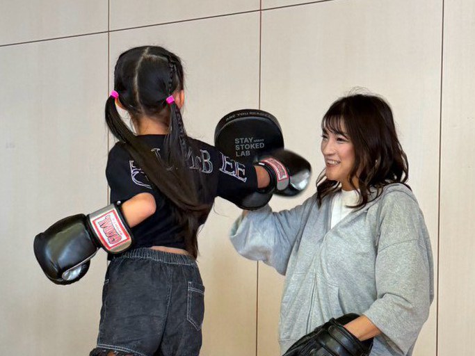 boutreview's tweet photo. RENA・鶴屋怜が熊本地震で被災の八代で支援活動。「格闘技界 熊本復興支援プロジェクト」活動報告 https://t.co/nQMk7bb3mQ https://t.co/S5bz3OwGCO