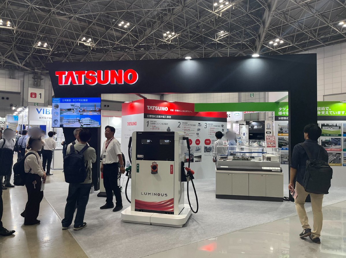 TATSUNOOFFICIAL's tweet photo. 先週（9/16〜18）は東京ビッグサイトでの展示会にご来場いただき、誠にありがとうございました！
さて、突然ですが日本語の「はかる」の使い分けをご存知ですか？
長さや面積は「測る」 時間や数は「計る」 容積や重さは「量る」⚖️
タツノが極めているのは、流体の流量（体積または質量）を正確に見極める【量る】技術です。会場で展示した「流量計」は、まさにその心臓部。
これからも確かな「量る」テクノロジーで社会を支えます。
