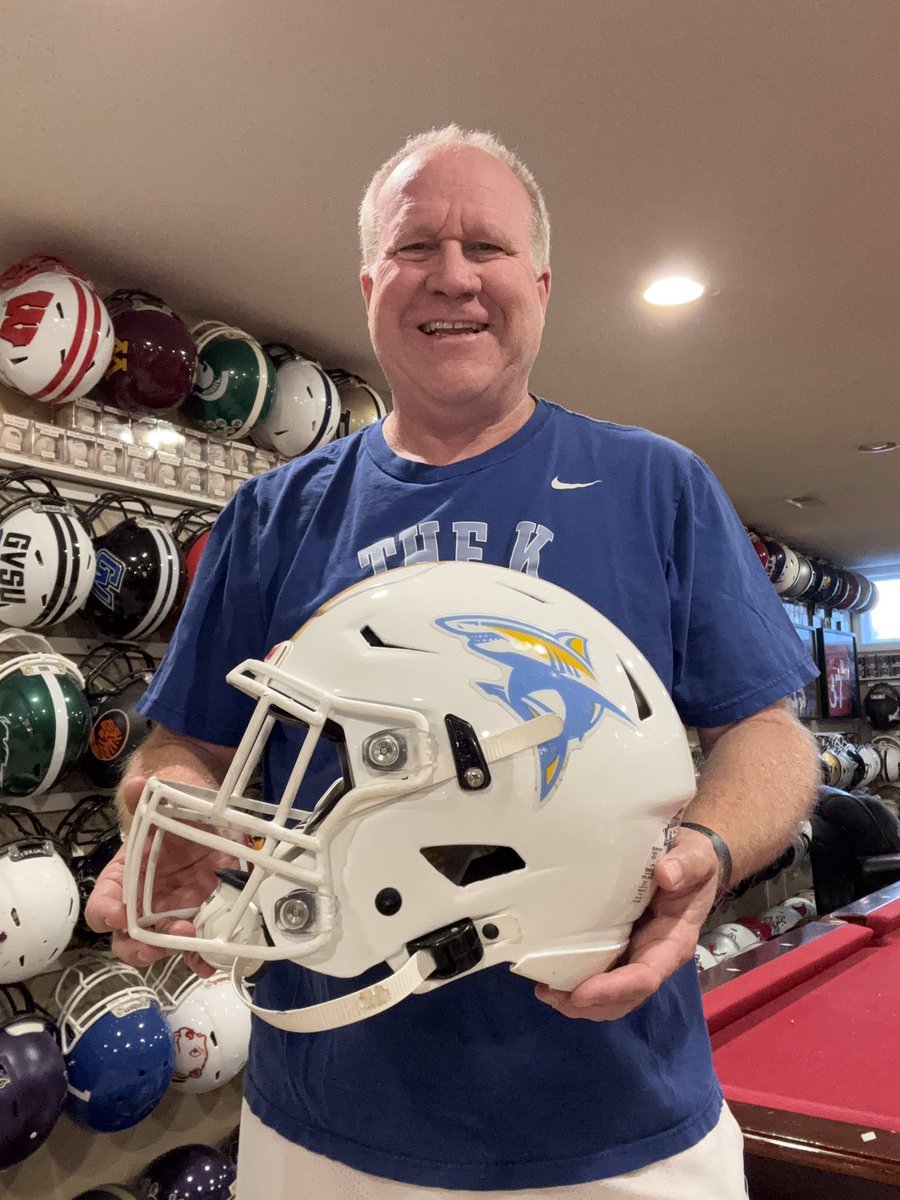 JerryQuickel's tweet photo. ‼️New Lid‼️Long Island Sharks! @LIUSharksFB plays @NCAA_FCS @FCSNationRadio1 out of @NECsports in Long Island New York! Love the detail on the back of the stripe! This is FCS helmet #104 and #681 overall! 19 more to go to get to 700! @CFBHome @FB_Helmet_Guy https://t.co/K9WUOTY6Pi