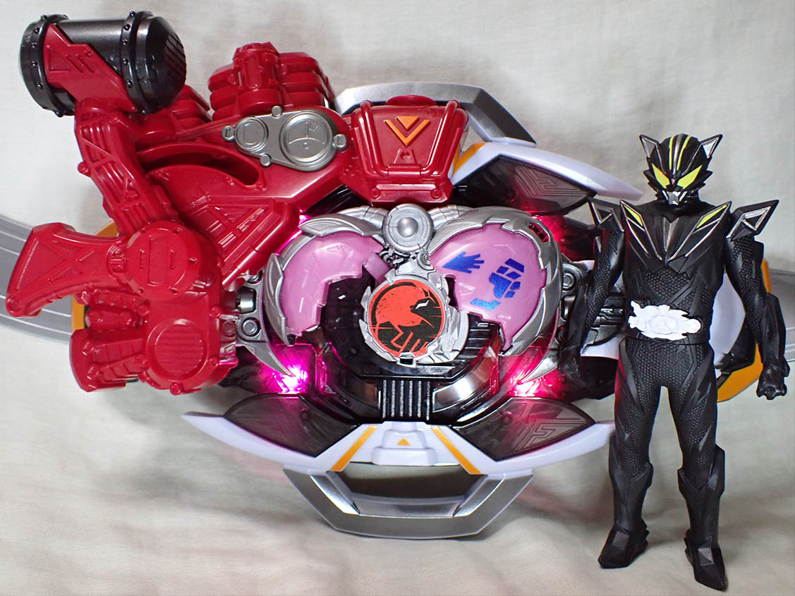 meechan80's tweet photo. HP更新しました。（9/24）https://t.co/nCOLTNqLYo 今日は「仮面ライダーマイス」から黒猫の仮面ラダーリドの変身アイテム「DXハンマーボーンバックル」と「ライダーヒーローシリーズ仮面ライダーリド」「ＤＸホーコクロウ」です。HPは毎日更新で明日にはネタが変わるのでよろしく。 https://t.co/EnclN0y8tI