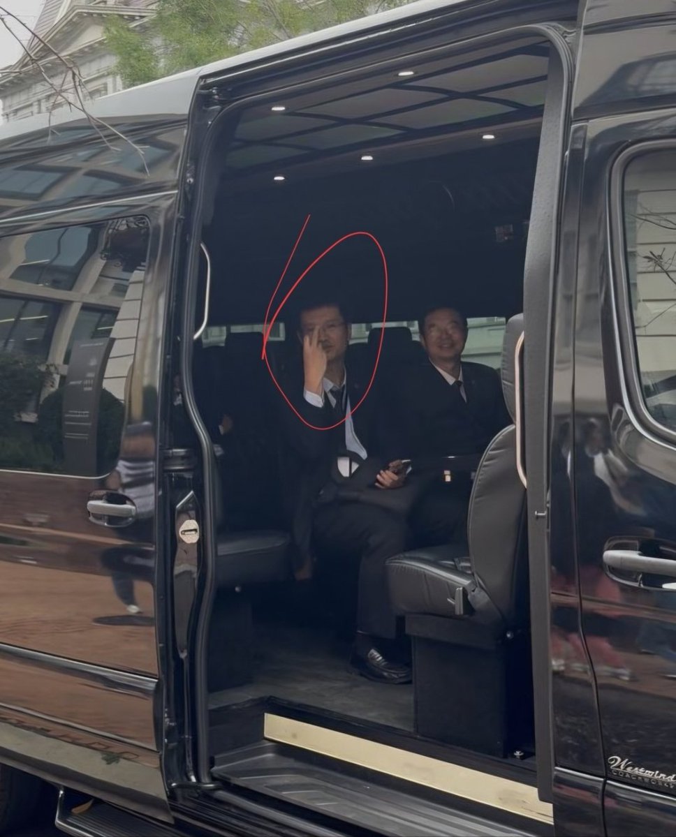 kindanpolitics's tweet photo. 【悲報】習近平国家主席の訪米に伴いワシントンDCに到着した中国共産党高官さん、抗議団体に中指を立てたところを激写され拡散されてしまう…

習近平国家主席の訪米に合わせ
ワシントンDCでは中国民主党などが
反中共デモを実施

その抗議現場に到着した
中国共産党高官とされる人物が
車内から抗議者に向けて
中指を立てた瞬間を撮影されました

映像では、抗議の声を聞いた人物が
中指を立てたように見える姿が
はっきり記録されています

中国の民主化や人権尊重を求める
抗議者に対して見せたこの態度

国賓訪問に同行する高官であれば
外交関係者としての品位が
問われる行動です

なお、映像の人物については
「中国共産党の高官」と投稿されていますが
現時点で氏名や正式な役職までは
独立した報道で確認できていません

https://t.co/dBKq5SQgwy