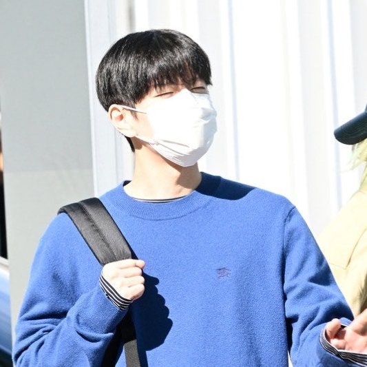 staysday6's tweet photo. the sun is too bright for seungmin 😭😭😭😭😭 https://t.co/FnaG8cxeFq