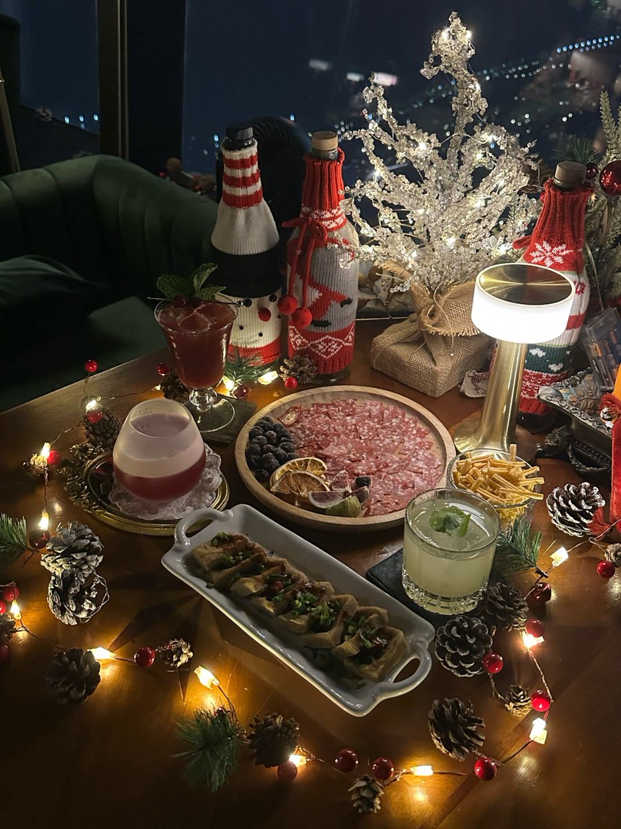 Rengga00998668's tweet photo. Christmas Eve vibes: twinkling lights, warm hot cocoa, and all the cozy feels https://t.co/m0HfPYiSRp