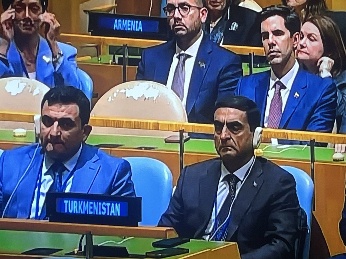 JoseMilano420's tweet photo. Hay la ONU  no tiene nada de plata para compra unas silla nueva está buscando hacer una recolecta  cambiarla van a subir más la gasolina y impuesto al mundo https://t.co/IqIuL4NUKr