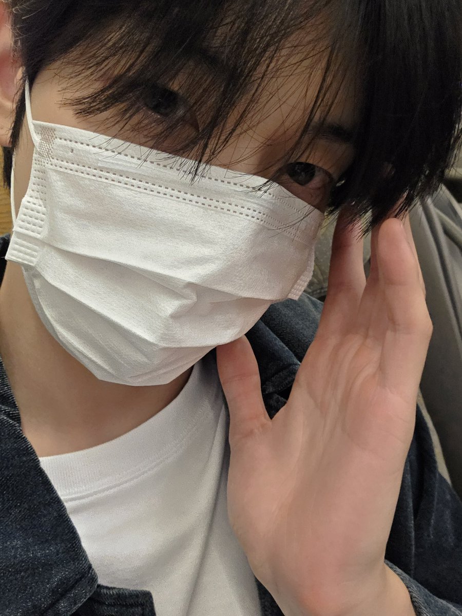 translatingTXT's tweet photo. [260924] weverse dm 🐰💬

🐰 this was supposed to be a
🐰 ‘arrival proof shot’
🐰 but we’re already departing again hahaha
🐰 this isn’t arrival…
🐰 isn’t it basically a layover? hahaha
🐰 anyway, we’ll be back safely~ https://t.co/K7IlukjiiP