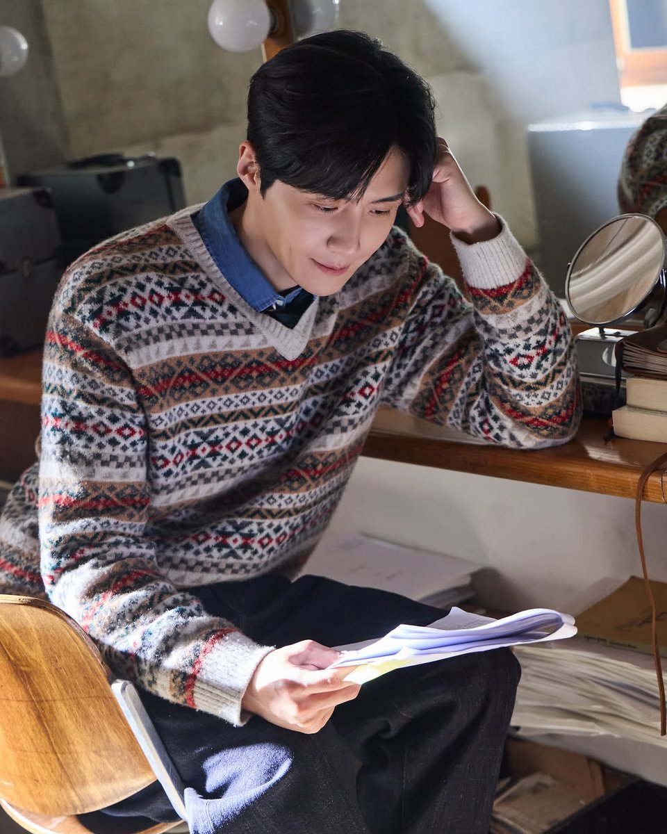 seon__holic's tweet photo. Beanpole Official instagram post

“Seonho, who focuses on the “essence that completes me”

Add a classic touch to your everyday style with the delicate Fair Isle pullover suggested by Kim Seonho. 🧶💌

The longer you look, the deeper the charm of Fair Isle unfolds.

#BEANPOLE #INTO_YOUR_ESSENTIALS
#ESSENTIALISM #김선호 #빈폴26FW @ seonho__kim

🛒 https://t.co/jjV5hJW1D4
📸 https://t.co/sASEaMATBX

#BEANPOLExKIMSEONHO #KimSeonho #빈폴