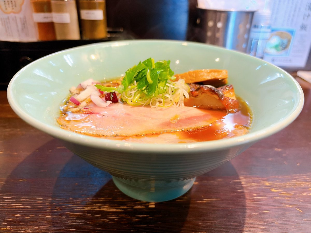 nitrow0213's tweet photo. あら炊きしか勝たん！
菊川市 ラーメンこころさんへ

~お魚あら炊きだし~ 醤油
1100円をいただきました😋

限定には目もくれずあら炊き！
あら炊き特有の魚出汁感と
それを引き立てる醤油のコク。
じんわり沁み入る旨さ(*´꒳`*)
ツルモチの平打ち麺もイイ👌🏻

ごちそうさまでした🍜
#こころ https://t.co/spmbyPb4XP