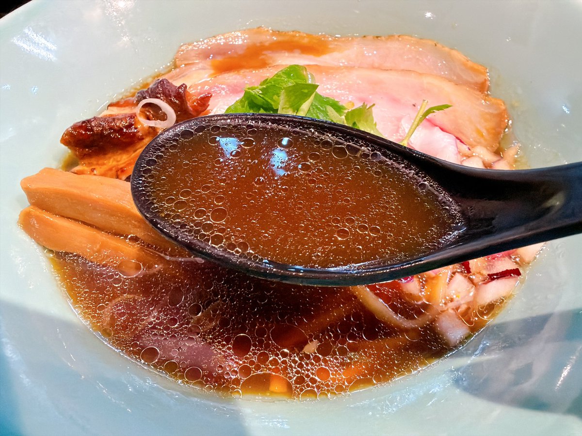 nitrow0213's tweet photo. あら炊きしか勝たん！
菊川市 ラーメンこころさんへ

~お魚あら炊きだし~ 醤油
1100円をいただきました😋

限定には目もくれずあら炊き！
あら炊き特有の魚出汁感と
それを引き立てる醤油のコク。
じんわり沁み入る旨さ(*´꒳`*)
ツルモチの平打ち麺もイイ👌🏻

ごちそうさまでした🍜
#こころ https://t.co/spmbyPb4XP
