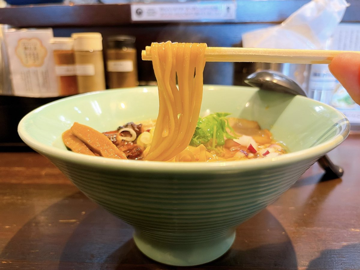 nitrow0213's tweet photo. あら炊きしか勝たん！
菊川市 ラーメンこころさんへ

~お魚あら炊きだし~ 醤油
1100円をいただきました😋

限定には目もくれずあら炊き！
あら炊き特有の魚出汁感と
それを引き立てる醤油のコク。
じんわり沁み入る旨さ(*´꒳`*)
ツルモチの平打ち麺もイイ👌🏻

ごちそうさまでした🍜
#こころ https://t.co/spmbyPb4XP