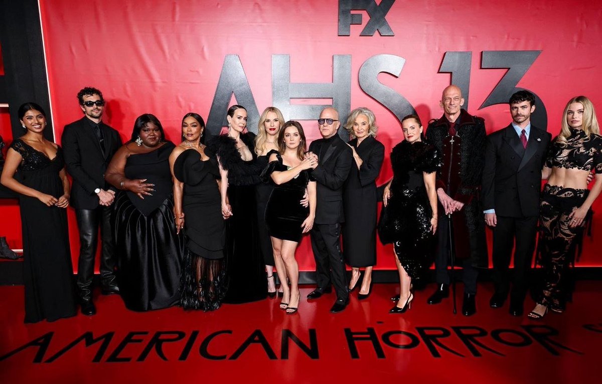 CentralAHSBRA's tweet photo. ❤️ FIZERAM HISTÓRIA! Foto final do elenco de #AHS13 reunido no Red Carpet. https://t.co/noTlo4dQn2