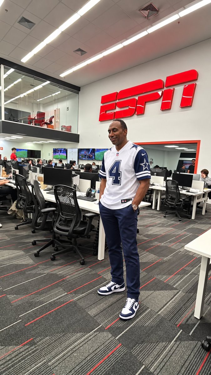 CowboysNewsBR's tweet photo. Stephen A. Smith já está no Brasil e já marcou presença na ESPN. 🇧🇷🔥 https://t.co/3nYNXSPvmZ