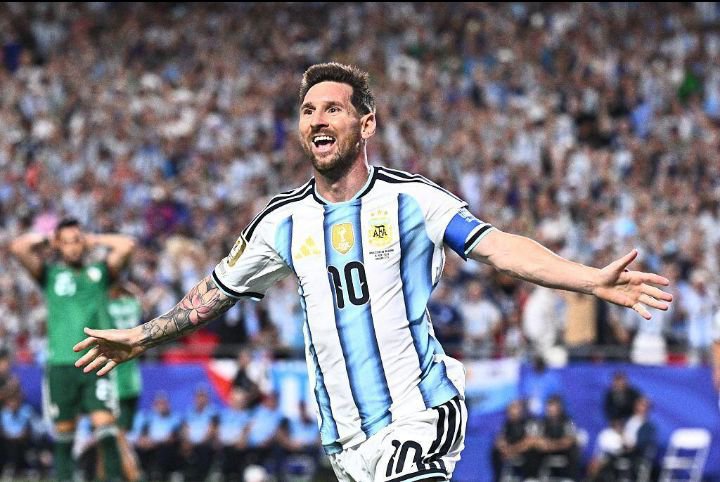 lilololis25y's tweet photo. Leo, todavía no queremos decirte adiós. 🇦🇷❤️🩹
Si tú también crees que Messi aún tiene una historia más que escribir con Argentina, comparte.
#LeoStayArgentina #NoTeVayasLio 🐐🇦🇷 https://t.co/Lr8jcpqkTx