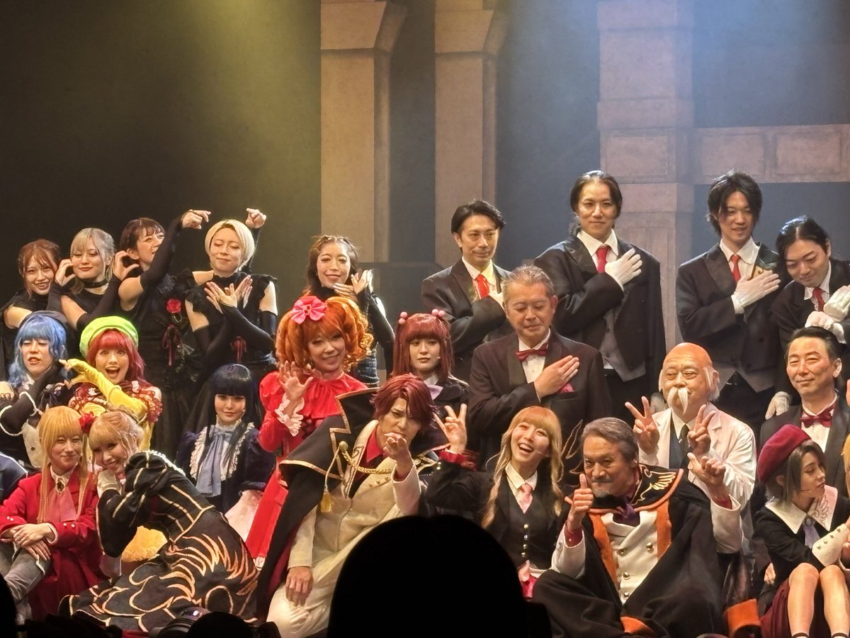 Uyuo1114's tweet photo. 縁寿はベアト見てるし源次さんは金蔵見てて好き
そして理御とベアトが仲睦まじいのも涙
戦人くんのかっこいい指差しとベルンカステル卿の微笑みも見てくれ https://t.co/pLKvoOJI0N