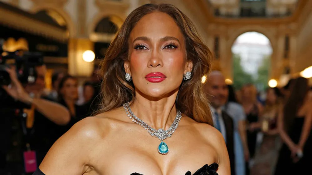 GraceStudioFine's tweet photo. The Daily Jewelry Edit 💎

💎 Jennifer Lopez brought an Alta Gioielleria necklace with royal history to #MilanFashionWeek. The Dolce & Gabbana piece had previously been worn by Lady Kitty Spencer, another example of major jewelry gaining cultural value through multiple wearers rather than one campaign.

🥈 Vintage #SterlingSilver searches are up 500% YoY.
Fashion insiders are collecting chunky vintage silver, from Elsa Peretti to Victorian bangles, as high gold prices and oversized silver runway jewelry accelerate the shift. 

💍 A smart ring company could soon be worth more than Prada.
 Oura is targeting a fully diluted valuation up to $15.6B for its IPO after selling ~3.6M rings in 12 months, blurring #jewelry, wellness and tech. 

💰 High #gold prices are literally changing how jewelry gets designed.
U.S. manufacturers tell JCK they're starting with target retail prices, then engineering weight, proportions and construction around them rather than simply making pieces thinner. 

🏠 Fine #jewelry retail is starting to look more like someone's beautiful home.
Brent Neale's new 7,000-square-foot Manhattan salon uses lounges, art, vintage furniture and private rooms to encourage clients to stay, collaborate and customize. 

💎 London Fashion Week's jewelry story was all about texture, archives and unconventional stones.
Chaumet revisited historic pear diamonds while De Beers explored water-inspired cabochon diamonds, using heritage as raw material rather than simply reproducing old designs. 

👜 Cartier just turned #jewelry hardware into handbag hardware.
Its updated Clash de Cartier bag borrows the collection's signature studs for a twist-lock clasp, showing how recognizable jewelry codes can migrate across product categories. 

🛍️ New York's FIT is turning fashion resale into an experience today.
Its Sept. 23–24 public sale combines 2,500+ new/vintage fashion and accessories with styling, embroidery and student DJs, many pieces discounted up to 70%.